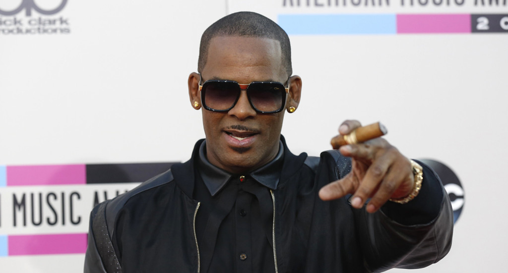 Singer R. Kelly arrives at the 41st American Music Awards in Los Angeles