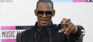 Singer R. Kelly arrives at the 41st American Music Awards in Los Angeles